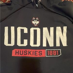 XL UCONN Champion hoodie. So comfortable, perfect oversized fit.